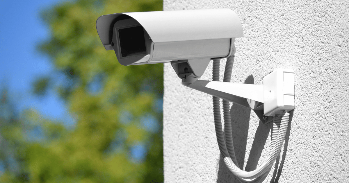 caméra de surveillance fixée sur un mur blanc
